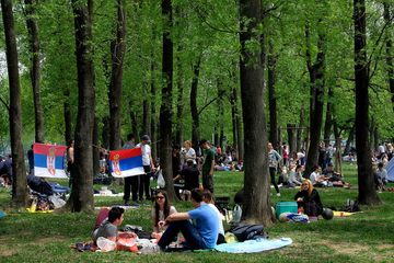 Političari prvomajske praznike PROVELI (POLU)RADNO: Nešić zaigrao kolo, Selak se uhvatio kutlače