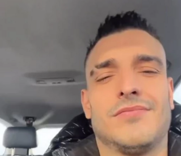 LAZIĆ PONOVO KRŠI ZAKON U autu bez pojasa, snima se u vožnji dok mu je dijete iza leđa (FOTO)