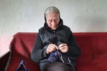 I u desetoj deceniji svakodnevno druguje sa iglom i pletivom