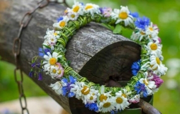 Đurđevdan bogat narodnim običajima: Evo zbog čega se pletu vjenčići od cvijeća i bacaju u vodu?