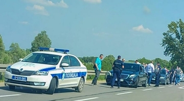 Svadbenu kolonu u Zrenjaninu zaustavila policija, uhapšen mladoženja