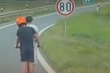 Uznemirujući snimak iz Srbije: Dječaci na trotinetu jurili auto-putem (VIDEO)