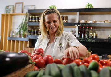 "Neću u stranku, nisam uhljeb" Profesorka Jasmina umjesto partijske knjižice uzela motiku u ruke 