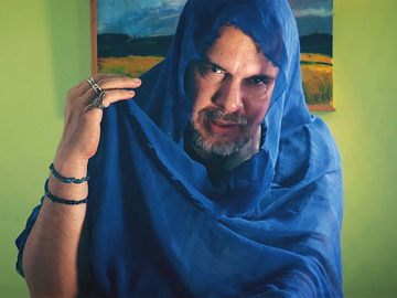 Crnogorski pjevač počeo da se oblači kao žena: "Svaka bi me svekrva za snahu poželjela"