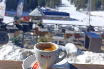 Na ovom mjestu u Srbiji snijeg pada kao usred januara (VIDEO)