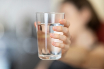 Crveni krst obezbijedio 22.500 litara vode za Bijeljince, u pomoć priskočila i UNA voda