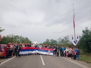 Kod Pavlovića mosta vezivanje zastava Srpske i Srbije