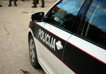 POGINULA JEDNA OSOBA Automobil podletio pod kamion, druga teško povrijeđena