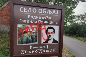 U rodnom selu Gavrila Principa ispisani ustaški simboli