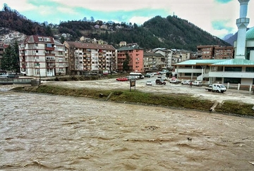 Ulice u Konjicu preplavljene vodom, vatrogasci i mašine na terenu (VIDEO)