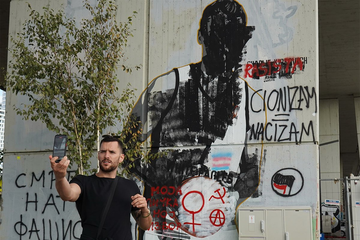 Oskrnavljen mural Čarliju Kirku u Beogradu