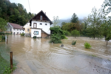 Dramatično u Hrvatskoj: Izlila se Kupa, voda i odroni prekinuli saobraćaj