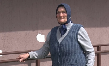 Baka Milica (75) čuva i PAZI DVA BOLESNA, NEPOKRETNA SINA u zabačenom selu