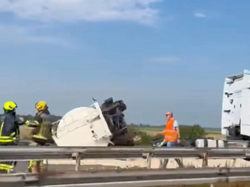 Sudar cisterne i automobila stvorio kilometarske kolone na autoputu