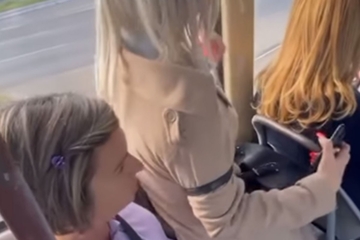 Scena u tramvaju: Djevojka sjela u krilo starijoj ženi jer je bole noge (VIDEO)