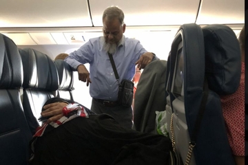 Muž STAJAO ŠEST SATI u avionu kako bi SUPRUGA mogla da spava