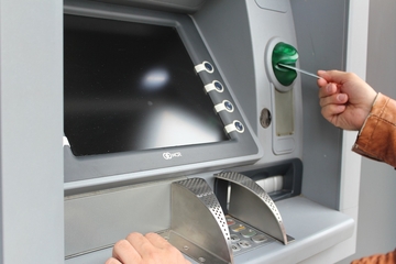 Kako radi bankomat: Evo zašto ne možete odmah da ubacite karticu, a mnogi POKUŠAVAJU