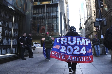 Čeka se istorijska optužnica protiv Trumpa, policija postavila barikade