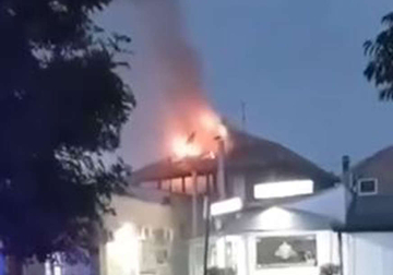 Udar groma izazvao požar: Dim kuljao iz krova objekta (VIDEO)
