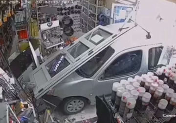 (VIDEO) Dvojica radnika razgovarala u radnji, a nekoliko sekundi kasnije automobil uletio u objekat