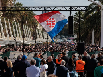 Skandal u Splitu: Torcida istakla uvredljiv transparent o Srbima i uzvikivala „Za dom spremni“