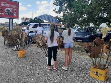 Mali "prodavci" zadovoljni prodajom lila, večeras fešta