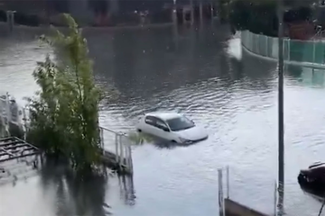 Barseloni prijeti katastrofa: Avioni "plivaju" po pisti, automobili zarobljeni