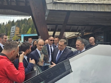 Milorad Dodik na Јahorini isprobao "Cybertruck" kompanije Tesla