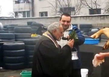 Svinjokolj na autopraonici uz blagoslov sveštenika (VIDEO)