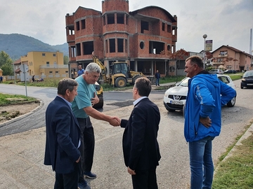 Novi asfalt dobile dvije ulice Ugljevika: Načelnik Perić zajedno sa mještanima posjetio radove