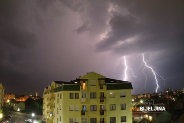 Grom udario u kuću kod Bijeljine, izbio požar na krovu