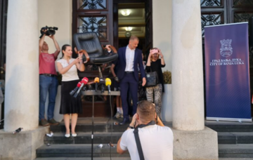 Stanivuković iznio fotelju predsjednika Skupštine grada i prepustio je građanima (VIDEO)