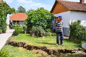 Mještani Ugljevik Sela u strahu: Put uništen, odron prijeti kućama (FOTO)