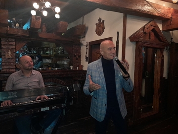 Muzikom povezuje Bijeljinu i Sidnej: Pjevanje i sviranje je Božiji dar i zbog toga ga ne treba uludo traćiti