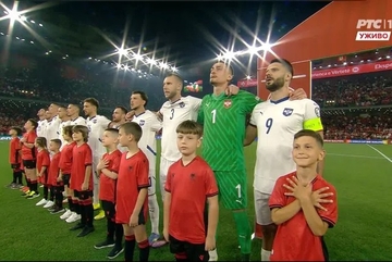 Dvoglavi orao i zvižduci za "Bože pravde" pred start utakmice