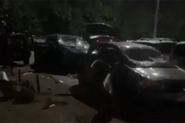 Potpuno razlupani automobili bez tablica u Novom Sadu