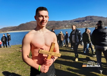 Bijeljinac prvi doplivao do Časnog krsta na jezeru Snježnica (FOTO)