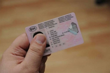 Policiji pokazao falsifikovanu vozačku dozvolu BiH pa priveden