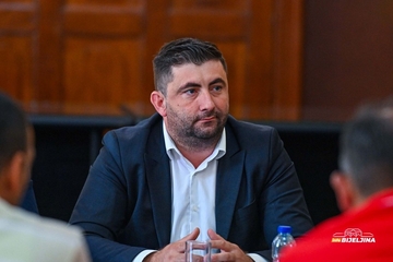 Gradonačelnik časti petoro građana večerom: Ponovo organizovao nagradnu igru