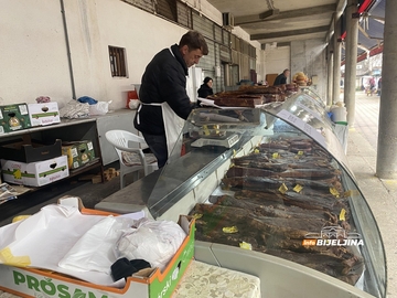 Na pijacu u Bijeljini stiglo čuveno suvo meso iz Visokog: Stelja košta do 45 maraka, ali ko proba - ne ide praznih ruku (FOTO)