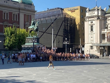 Poljaci napravili haos u centru Beograda: Palili baklje, pa razbijali izloge u centru