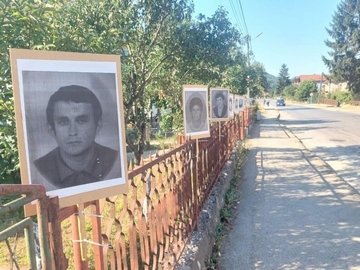 Postavljene fotografije stradalih uz put Bratunac - Srebrenica