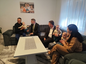 Šeranić posjetio trojke u Janji: Majka (31) ima petoro djece, dobili vaučer od 3.000 KM