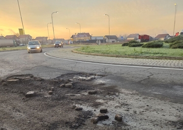 Vozači, oprez: Krater u kružnom toku na ulazu u Patkovaču (FOTO)
