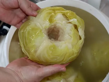Koliko soli ide na 10 litara vode za kiseli kupus? Ova mjera je ključna za dobar rasol