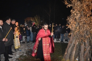 Paljenjem badnjaka ispred hramova obilježeno Badnje veče na Majevici