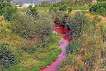 Ekološki incident: Pukao ventil u "Novoj Alumini", crveni mulj završio u rijeci