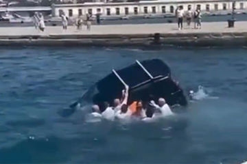 Automobil završio u Jadranu, objavljen dramatičan snimak spasavanja (VIDEO)