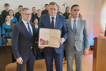 Predsjedniku Srpske uručena povelja počasnog građanina