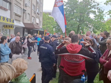 Napetosti u Novom Sadu: Građani izviždali štandove SNS-a, stigla i policija